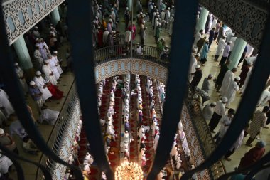 Bangladeşli Müslümanlar 23 Haziran 2017 'de Bangladeş' in Dhaka kentindeki kutsal İslam ayı Ramazan ayının son Cuma günü Ulusal cami adı Baitul Mukarram 'da Jummat-Ul-Vida namazı kılarlar. Dünyanın dört bir yanındaki Müslümanlar kutsal Ram ayını kutluyorlar.