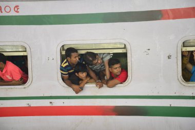 Bangladeşli yolcular, 23 Haziran 2017 'de Bangladeş' in Dhaka kentindeki bir tren istasyonunda bayram öncesi kutlama yapmak üzere aşırı kalabalık bir trenle evlerine dönüyorlar. Dhaka 'da çalışan yüz binlerce insan memleketlerine gidiyor.