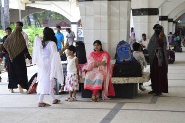 Bangladeşli yolcular, 23 Haziran 2017 'de Bangladeş' in Dhaka kentindeki bir tren istasyonundaki bayram kutlamaları için evlerine gitmek üzere tren istasyonunda tren bekliyor. Dhaka 'da yüz binlerce insan çalışıyor. 