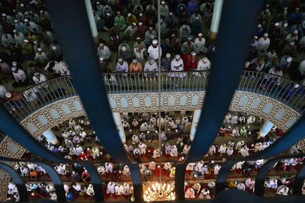 Bangladeşli Müslümanlar 23 Haziran 2017 'de Bangladeş' in Dhaka kentindeki kutsal İslam ayı Ramazan ayının son Cuma günü Ulusal cami adı Baitul Mukarram 'da Jummat-Ul-Vida namazı kılarlar. Dünyanın dört bir yanındaki Müslümanlar kutsal Ram ayını kutluyorlar.