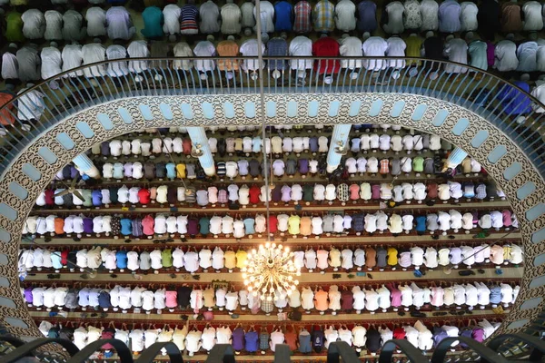 Bangladeşli Müslümanlar 23 Haziran 2017 'de Bangladeş' in Dhaka kentindeki kutsal İslam ayı Ramazan ayının son Cuma günü Ulusal cami adı Baitul Mukarram 'da Jummat-Ul-Vida namazı kılarlar. Dünyanın dört bir yanındaki Müslümanlar kutsal Ram ayını kutluyorlar.