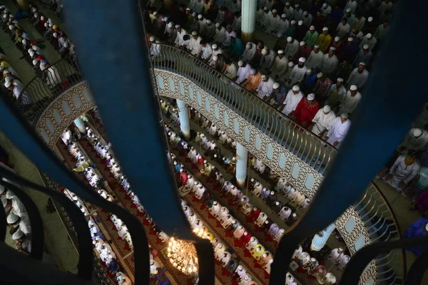 Bangladeşli Müslümanlar 23 Haziran 2017 'de Bangladeş' in Dhaka kentindeki kutsal İslam ayı Ramazan ayının son Cuma günü Ulusal cami adı Baitul Mukarram 'da Jummat-Ul-Vida namazı kılarlar. Dünyanın dört bir yanındaki Müslümanlar kutsal Ram ayını kutluyorlar.