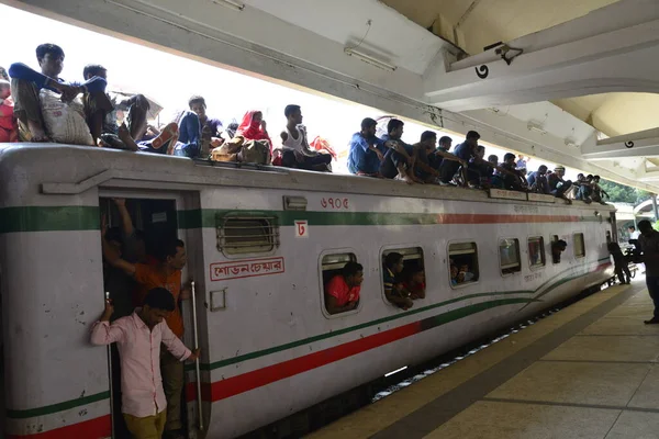 Bangladeşli yolcular, 23 Haziran 2017 'de Bangladeş' in Dhaka kentindeki bir tren istasyonunda bayram öncesi kutlama yapmak üzere aşırı kalabalık bir trenle evlerine dönüyorlar. Dhaka 'da çalışan yüz binlerce insan memleketlerine gidiyor.