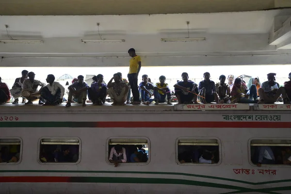 Bangladeshi Passengers Travel Overcrowded Train Head Home Celebrate Ahead Eid — Stock Photo, Image