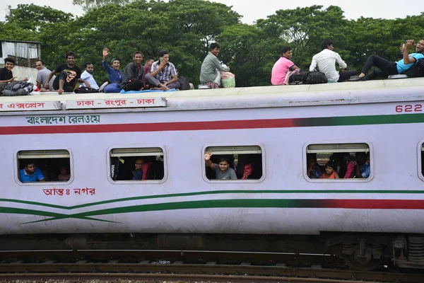 Bangladeshi Passengers Travel Overcrowded Train Head Home Celebrate Ahead Eid — Stock Photo, Image