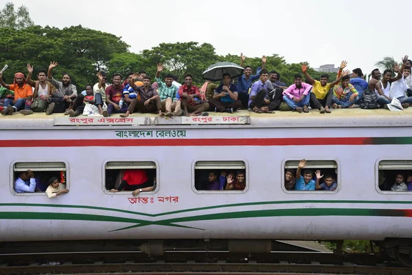 Bangladeshi Passengers Travel Overcrowded Train Head Home Celebrate Ahead Eid — Stock Photo, Image