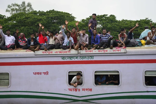 Bangladeshi Passengers Travel Overcrowded Train Head Home Celebrate Ahead Eid — Stock Photo, Image