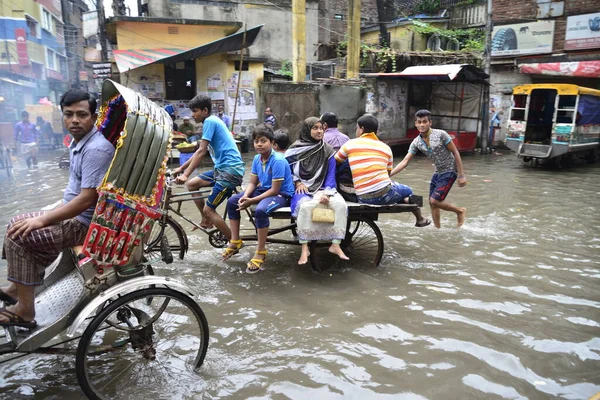 Cidadãos Veículos Rickshaws Tentam Dirigir Com Passageiros Pelas Ruas Inundadas — Fotografia de Stock