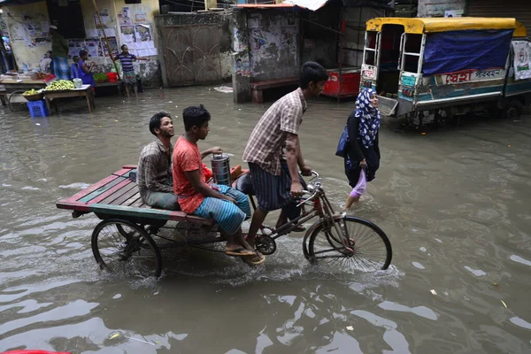Граждане Транспортные Средства Рикши Пытаются Проехать Пассажирами Затопленным Улицам Дакки — стоковое фото