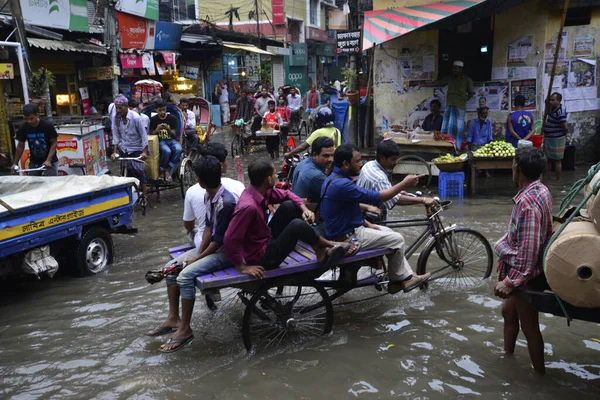 Граждане Транспортные Средства Рикши Пытаются Проехать Пассажирами Затопленным Улицам Дакки — стоковое фото