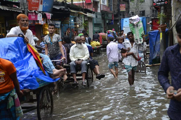 Cidadãos Veículos Rickshaws Tentam Dirigir Com Passageiros Pelas Ruas Inundadas — Fotografia de Stock