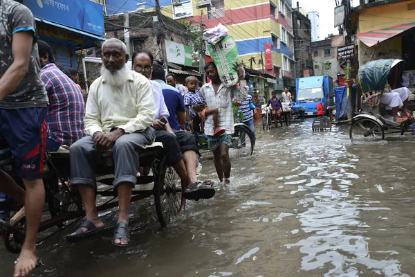 2015年6月19日 一场暴雨导致达卡的街道几乎瘫痪 车辆和人力车试图与乘客一起驾车穿过这些街道 暴雨过后 达卡的大部分地区被淹 — 图库照片