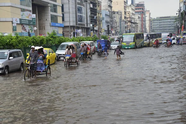 Cidadãos Veículos Rickshaws Tentam Dirigir Com Passageiros Pelas Ruas Inundadas — Fotografia de Stock