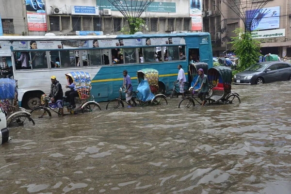 Граждане Транспортные Средства Рикши Пытаются Проехать Пассажирами Затопленным Улицам Города — стоковое фото