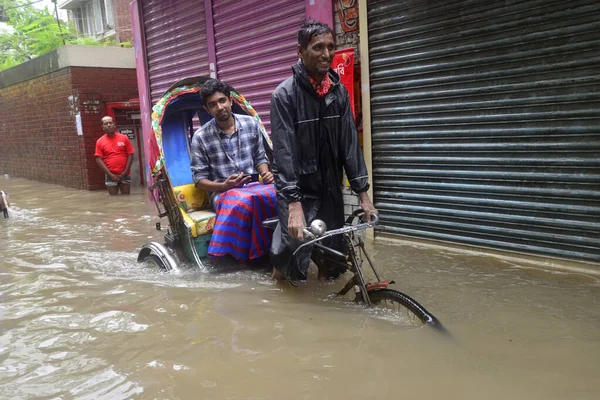2017年7月26日 一场暴雨导致达卡的街道几乎陷入瘫痪 市民们正在通过被洪水淹没的街道 暴雨过后 孟加拉国首都达卡的大部分地区被淹 — 图库照片