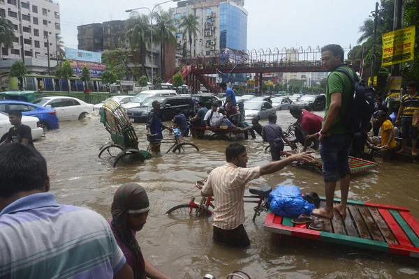 Граждане Идут Затопленным Улицам Дакки После Проливных Дождей Вызванных Практически — стоковое фото
