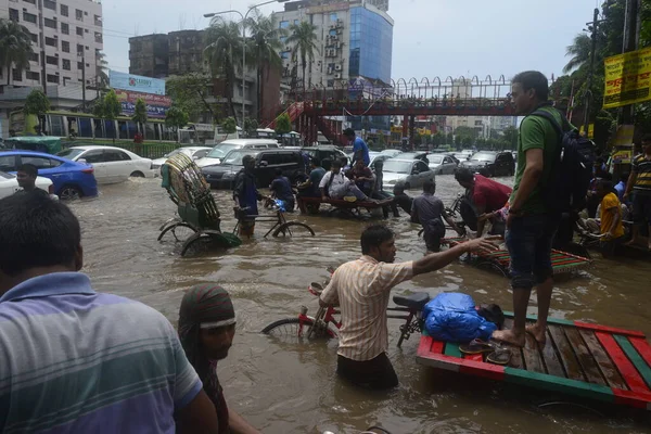 Cidadãos Estão Caminhando Pelas Ruas Inundadas Daca Após Fortes Chuvas — Fotografia de Stock