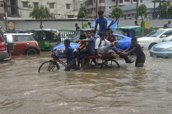 2017年7月26日 一场暴雨导致达卡的街道几乎陷入瘫痪 市民们正在通过被洪水淹没的街道 暴雨过后 孟加拉国首都达卡的大部分地区被淹 — 图库照片