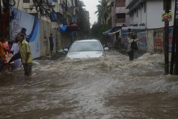 Les Citoyens Marchent Dans Les Rues Inondées Dacca Après Que — Photo