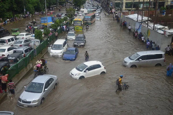 Los Ciudadanos Están Caminando Por Las Calles Inundadas Dhaka Después — Foto de Stock