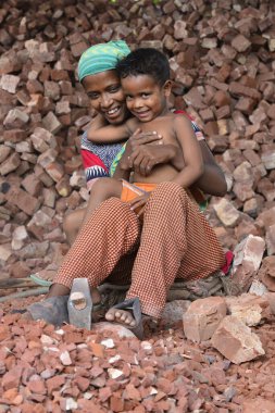 Bangladeş, Dhaka 'da çalışan bir anne ve çocuğu. 13 Mayıs 201