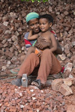 Bangladeş, Dhaka 'da çalışan bir anne ve çocuğu. 13 Mayıs 201