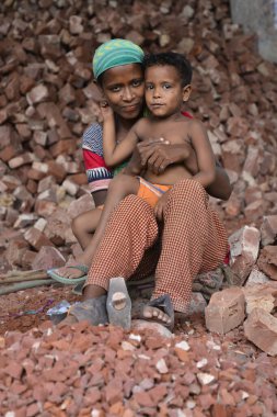 Bangladeş, Dhaka 'da çalışan bir anne ve çocuğu. 13 Mayıs 201