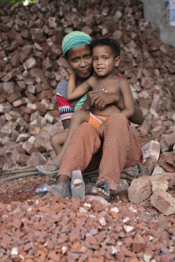 Bangladeş, Dhaka 'da çalışan bir anne ve çocuğu. 13 Mayıs 201