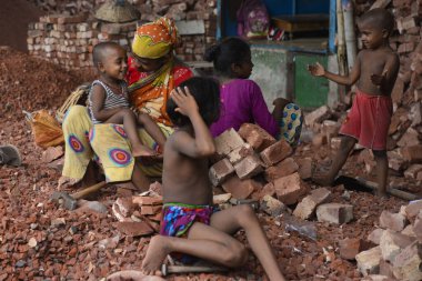 Bangladeş, Dhaka 'da çalışan bir anne ve çocuğu. 13 Mayıs 201