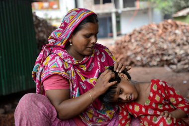Bangladeş, Dhaka 'da çalışan bir anne ve çocuğu. 13 Mayıs 201