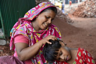 Bangladeş, Dhaka 'da çalışan bir anne ve çocuğu. 13 Mayıs 201
