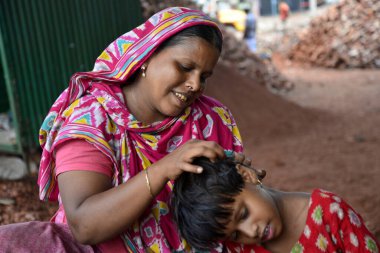 Bangladeş, Dhaka 'da çalışan bir anne ve çocuğu. 13 Mayıs 201