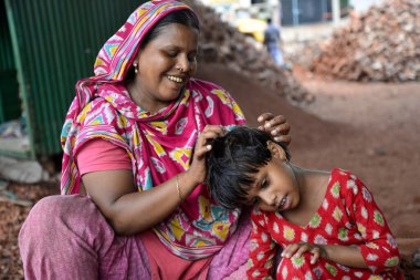 Bangladeş, Dhaka 'da çalışan bir anne ve çocuğu. 13 Mayıs 201
