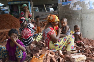 Bangladeş, Dhaka 'da çalışan bir anne ve çocuğu. 13 Mayıs 201