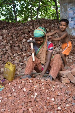 Bangladeş, Dhaka 'da çalışan bir anne ve çocuğu. 13 Mayıs 201