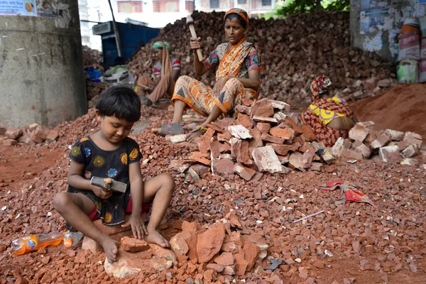 Bangladéšské Ženy Childs Rozbíjejí Cihly Demra Brick Breaking Yard Dháce — Stock fotografie