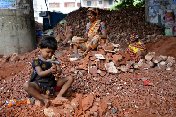 Bangladéšské Ženy Childs Rozbíjejí Cihly Demra Brick Breaking Yard Dháce — Stock fotografie