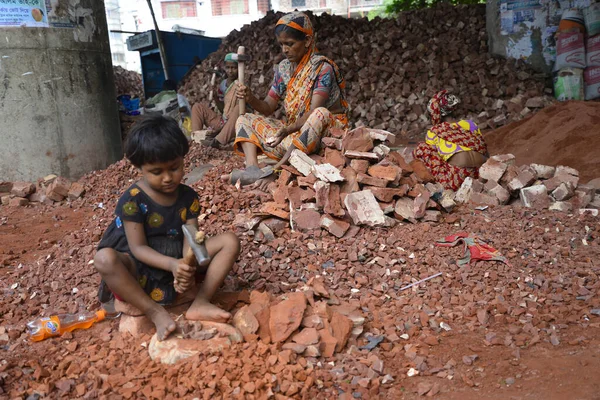 Bangladéšské Ženy Childs Rozbíjejí Cihly Demra Brick Breaking Yard Dháce — Stock fotografie