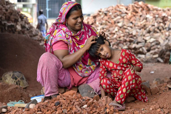 Μια Εργαζόμενη Μητέρα Και Παιδί Της Στο Χώρο Εργασίας Της — Φωτογραφία Αρχείου