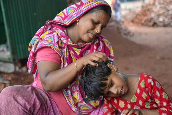 Bangladeş, Dhaka 'da çalışan bir anne ve çocuğu. 13 Mayıs 201