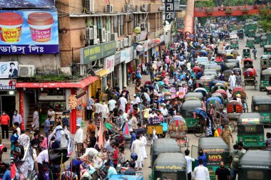 İnsanlar ihtiyaçlarını almak için 21 Ağustos 2020 'de Dhaka, Bangladeş' teki COVID-19 Coronavirüs salgınının ortasında bir pazar alanında toplandılar.