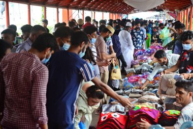 İnsanlar ihtiyaçlarını almak için 21 Ağustos 2020 'de Dhaka, Bangladeş' teki COVID-19 Coronavirüs salgınının ortasında bir pazar alanında toplandılar.