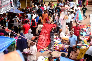 İnsanlar ihtiyaçlarını almak için 21 Ağustos 2020 'de Dhaka, Bangladeş' teki COVID-19 Coronavirüs salgınının ortasında bir pazar alanında toplandılar.