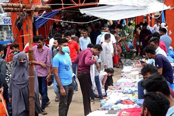 2020年8月21日 在孟加拉国达卡发生的Covid 19禽流感大流行期间 人们聚集在一个市场上购买他们的必需品 — 图库照片