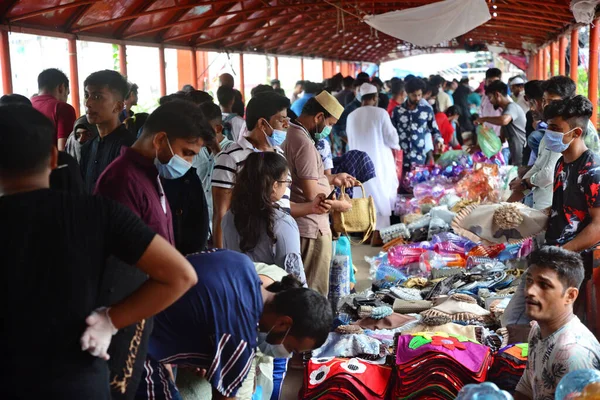 Pessoas Reuniram Para Comprar Seus Itens Necessidades Uma Área Mercado — Fotografia de Stock