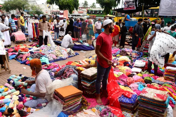 İnsanlar ihtiyaçlarını almak için 21 Ağustos 2020 'de Dhaka, Bangladeş' teki COVID-19 Coronavirüs salgınının ortasında bir pazar alanında toplandılar.