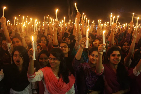 Pierwszej Minucie Międzynarodowych Dni Kobiet Ludzie Trzymają Zapalone Świece Ślubują — Zdjęcie stockowe