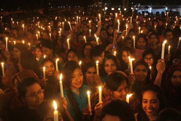 Primeiro Minuto Dia Internacional Mulher Pessoas Seguram Velas Acesas Prometem — Fotografia de Stock