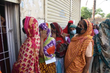 Bangladeş 'in yoksul kesimi, 25 Nisan 2020' de Bangladeş 'in Dhaka kentindeki COVID-19 koronavirüsüne karşı uygulanan önleyici tedbir olarak hükümetin tecrit uygulaması sırasında yardım bekliyor.. 