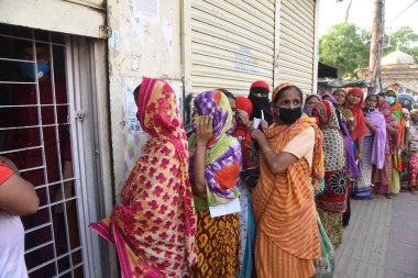 Bangladeş 'in yoksul kesimi, 25 Nisan 2020' de Bangladeş 'in Dhaka kentindeki COVID-19 koronavirüsüne karşı uygulanan önleyici tedbir olarak hükümetin tecrit uygulaması sırasında yardım bekliyor.. 
